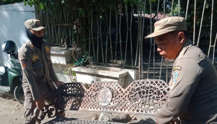 Satpol PP Surabaya Amankan Dua Kursi Besi Berlogo Pemkot di Lapak Barang Bekas