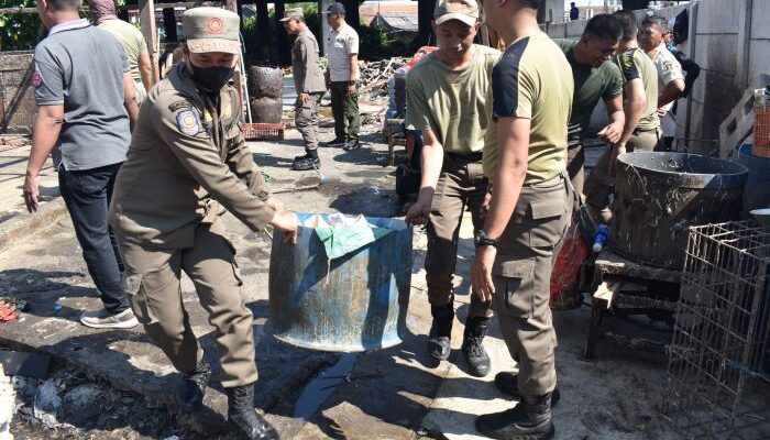 Pemkot Surabaya Tertibkan Bangunan Liar di Bawah Flyover Tambak Mayor