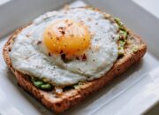 Efek Domino Melewatkan Sarapan: Mengapa Absen Makan Pagi Merusak Fokus Kerja dan ‘Mood’ di Siang Hari