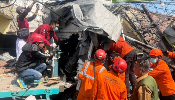 Dramatis! Tim SAR Gabungan Evakuasi Sopir Truk Terjepit Bangunan di Pasuruan