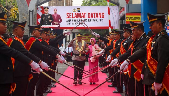 Sambut Kapolres Baru, Polres Tulungagung Gelar Tradisi Pedang Pora