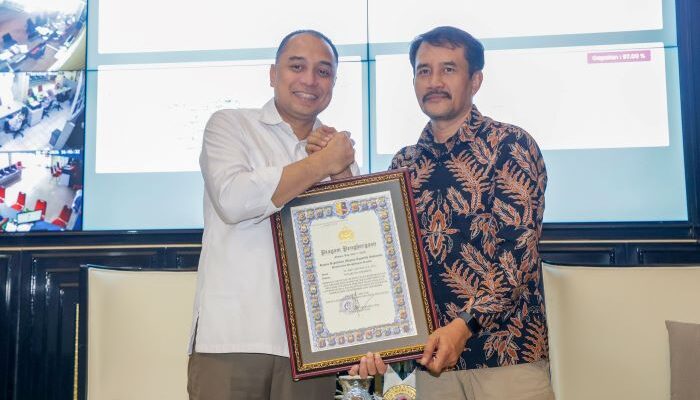 Wali Kota Eri Cahyadi Raih Penghargaan Kapolri atas Komitmen Cegah Radikalisme dan Lindungi Anak di Surabaya