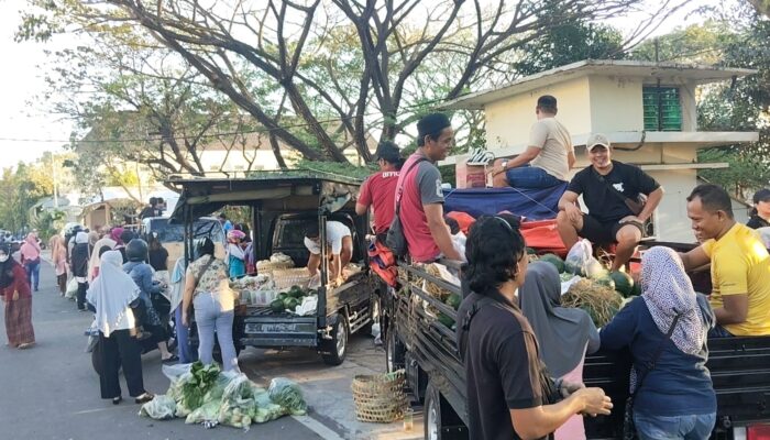 Emak-Emak Karanganyar Antusias Serbu “Pikap Bahagia”, Beras Murah Bikin Senyum Merekah