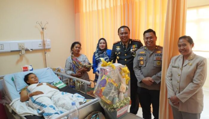 Kapolres Blora Jenguk Bayi yang Lahir di Hari Bhayangkara ke-80, Beri Doa dan Tali Asih