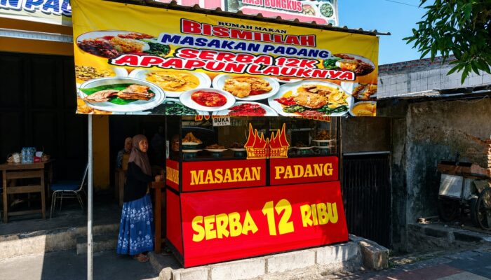 Di Tengah Harga Bahan Makanan Naik, Rumah Makan Bismillah Surabaya Tetap Jual Nasi Padang Rp12 Ribu