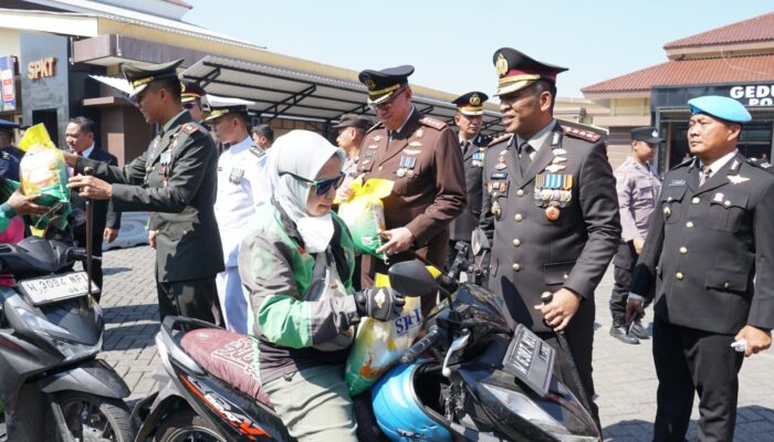 Wujud Kepedulian Polri, Polresta Sidoarjo Salurkan 3 Ton Beras pada Hari Bhayangkara ke-80