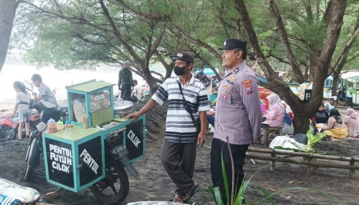 Layanan Pengamanan Polres Blitar Patroli Dialogis di Wisata Pantai Serang