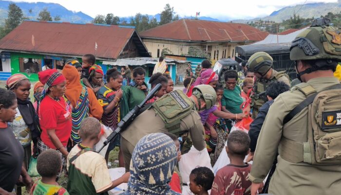 Satgas Damai Cartenz Salurkan Bantuan Presiden dan Gelar Trauma Healing untuk Pengungsi Agisiga