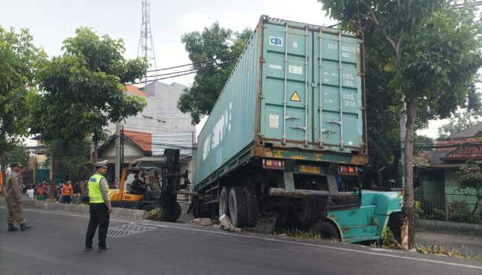 Diduga Sopir Mengantuk Trailer 13 Ton Tabrak Pagar di Surabaya