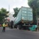Diduga Sopir Mengantuk Trailer 13 Ton Tabrak Pagar di Surabaya