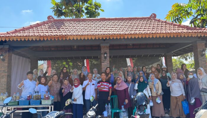 Dukung SDGs 11 dan 12, Tim PKM FMIPA Unesa Latih PKK Star Safira Regency Olah Sampah Jadi MOL Dan Pemanfaatannya.