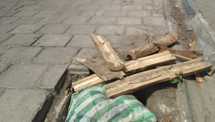 Pencurian Besi Penutup Drainase Marak, Kawasan Kota Pusaka Lasem Rusak dan Membahayakan Pengendara