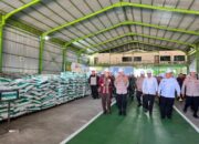Kapolri Tinjau Pabrik Pupuk Batu Bara di Kampar, Lepas Distribusi 80 Ton Pupuk untuk Petani Riau