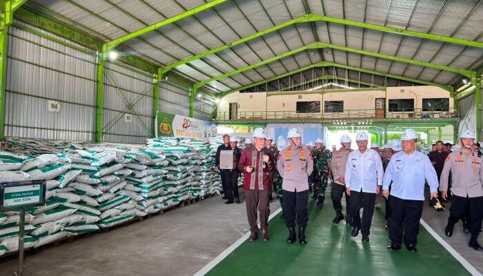 Kapolri Tinjau Pabrik Pupuk Batu Bara di Kampar, Lepas Distribusi 80 Ton Pupuk untuk Petani Riau