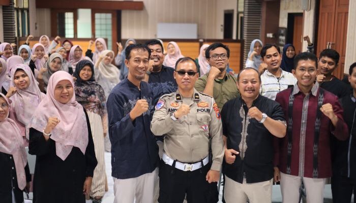 Satlantas Polres Gresik Edukasi Guru SD Muhammadiyah 1 Gresik tentang Keselamatan Berlalu Lintas