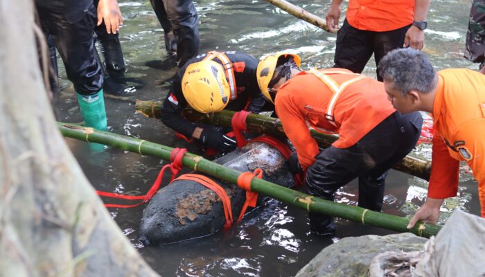 Polres Blitar Kota dan Tim Jibom Brimob Polda Jatim Evakuasi Bom Udara Aktif di Sungai Sukorejo