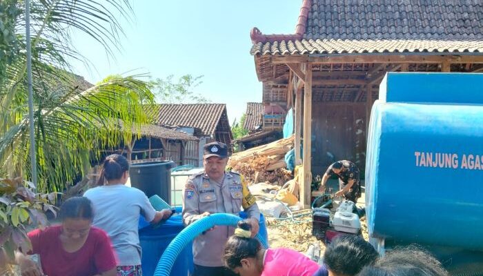 Polres Bojonegoro Salurkan 16 Ribu Liter Air Bersih untuk Warga Terdampak Kemarau di Ngambon