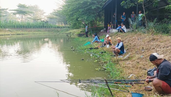 Bangkitkan Ekonomi Warga Pemuda Sememi Jaya Gelar Mancing Perdana