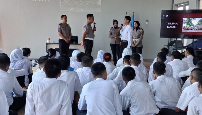 Polres Mojokerto Edukasi Pelajar tentang Tertib Lalu Lintas