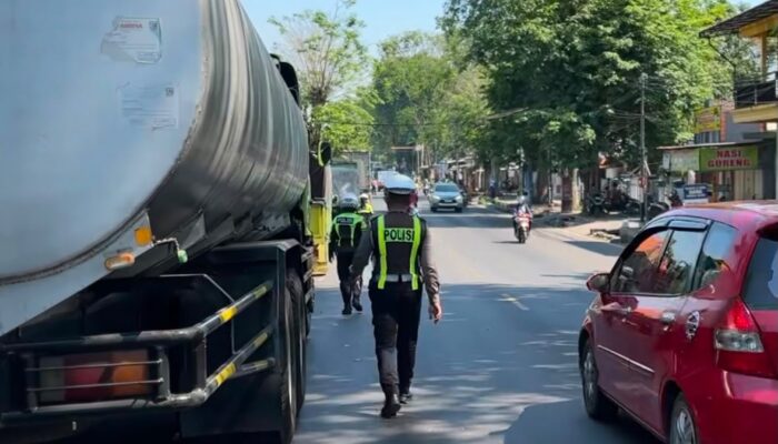 Puluhan Truk Angkutan Barang Ditilang di Mojosari