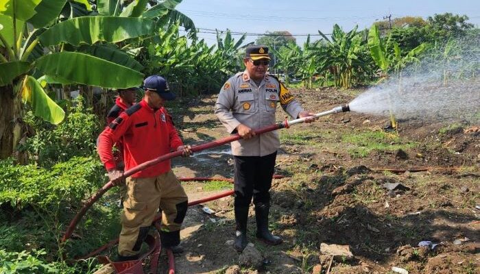 Hadapi Kemarau, Polres Pelabuhan Tanjung Perak Siram Lahan Jagung untuk Jaga Ketahanan Pangan