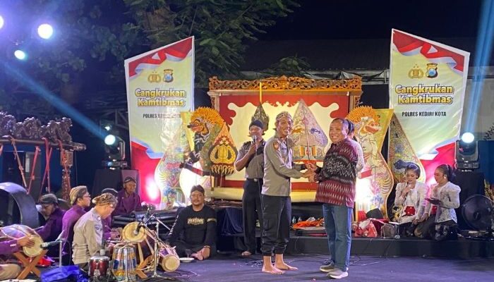 Polres Kediri Kota Edukasi Kamtibmas Lewat Wayang Cangkrukan Bertema Kepedulian Sosial