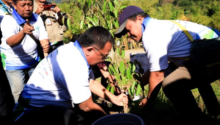 Menteri LH Kunjungi Wisata Sumber Gempong Trawas, Janji Lestarikan Sungai