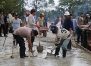 Satgas Damai Cartenz Gotong Royong Bangun Akses Pemakaman di Mimika
