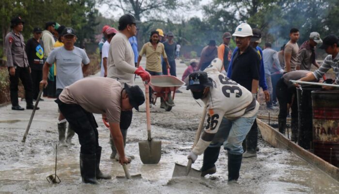 Satgas Damai Cartenz Gotong Royong Bangun Akses Pemakaman di Mimika