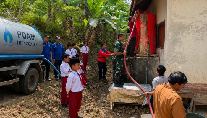 TNI & BPBD Trenggalek Salurkan 12 Ribu Liter Air di Panggul
