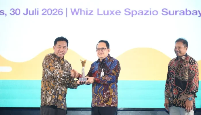 Gubernur Khofifah Sabet Penghargaan di Jatim Media Summit