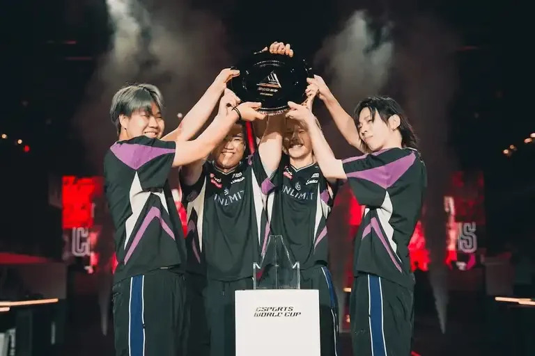 Skuad UNLIMIT merayakan keberhasilan menjuarai cabang Apex Legends Esports World Cup 2026 di Paris. Tim asal Jepang itu memastikan gelar setelah melakukan comeback dramatis pada babak grand final