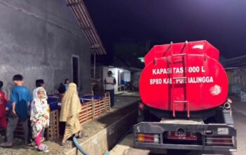 Distribusi bantuan air bersih untuk warga terdampak kekeringan di Kabupaten Purbalingga.
