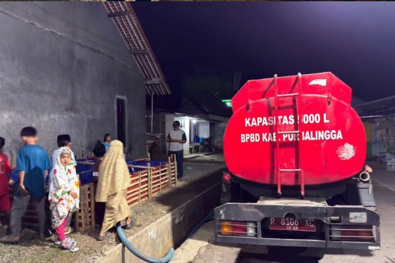 Distribusi bantuan air bersih untuk warga terdampak kekeringan di Kabupaten Purbalingga.