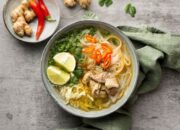 Cara Membuat Soto Lamongan Asli, Lengkap dengan Resep Kuah Kuning Gurih dan Koya