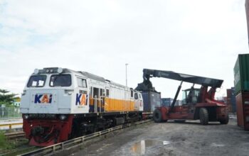 Petugas menangani kecelakaan sepeda motor yang tertemper kereta api di Kota Semarang.