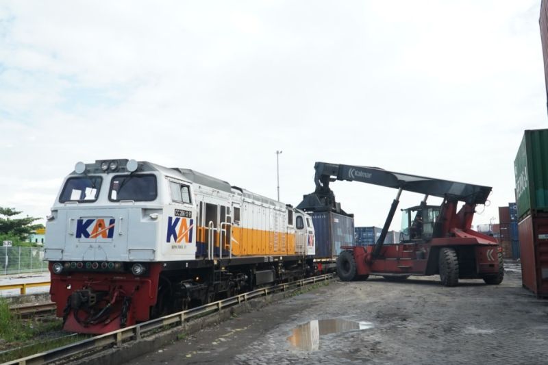 Petugas menangani kecelakaan sepeda motor yang tertemper kereta api di Kota Semarang.