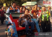 Menteri Keuangan dan Gubernur DIY mencoba becak listrik wisata di Yogyakarta usai peluncuran program Bekalista.