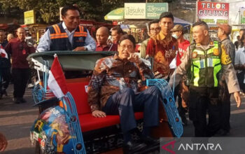 Menteri Keuangan dan Gubernur DIY mencoba becak listrik wisata di Yogyakarta usai peluncuran program Bekalista.