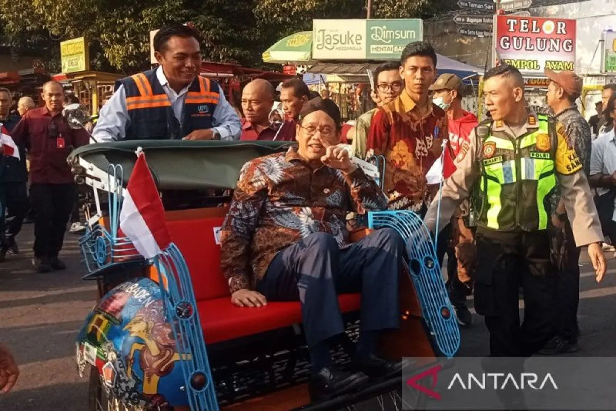Menteri Keuangan dan Gubernur DIY mencoba becak listrik wisata di Yogyakarta usai peluncuran program Bekalista.