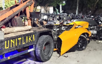 Hantam Tiang Listrik, Supercar Milik Youtuber Terbelah
