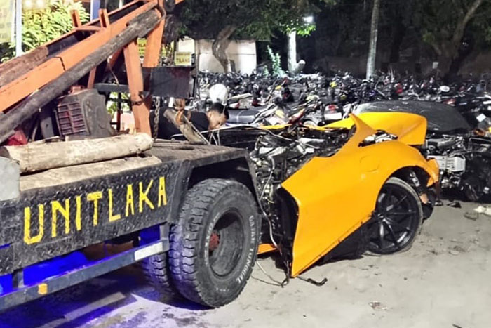 Evakuasi supercar McLaren warna kuning yang hancur terbelah dua usai tabrak tiang listrik/ Istimewa