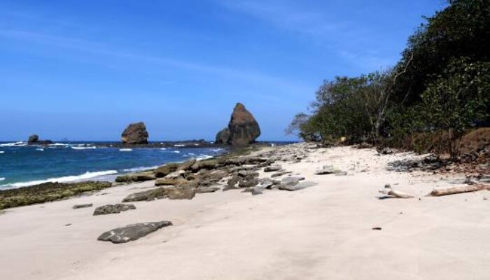 10 Pantai Terbaik di Jawa Timur dengan Pemandangan Instagramable, Cocok untuk Liburan dan Berburu Foto