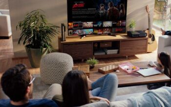 Netflix dikabarkan tengah mengembangkan kanal TV live 24 jam dengan jadwal tayangan layaknya televisi konvensional. Strategi ini menjadi upaya baru menghadapi persaingan layanan streaming global.