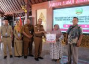 Penyerahan bantuan sosial kepada penderes korban kecelakaan kerja di Kabupaten Banyumas.