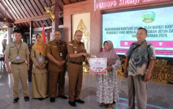 Penyerahan bantuan sosial kepada penderes korban kecelakaan kerja di Kabupaten Banyumas.