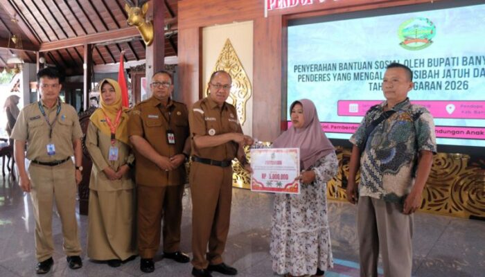 Pemkab Banyumas Salurkan Bansos untuk 26 Penderes Korban Kecelakaan Kerja