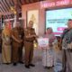 Penyerahan bantuan sosial kepada penderes korban kecelakaan kerja di Kabupaten Banyumas.