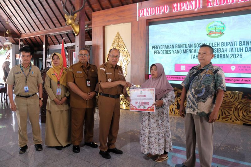 Penyerahan bantuan sosial kepada penderes korban kecelakaan kerja di Kabupaten Banyumas.