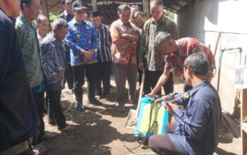 Demonstrasi pembuatan sawah terpal bersama kelompok tani di Gunungkidul.